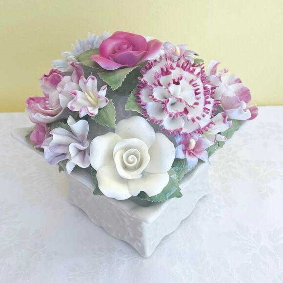 Porcelain Hand Painted Flower Bouquet Music Box Edelweiss Sound of Music 80085 - Picture 3 of 10